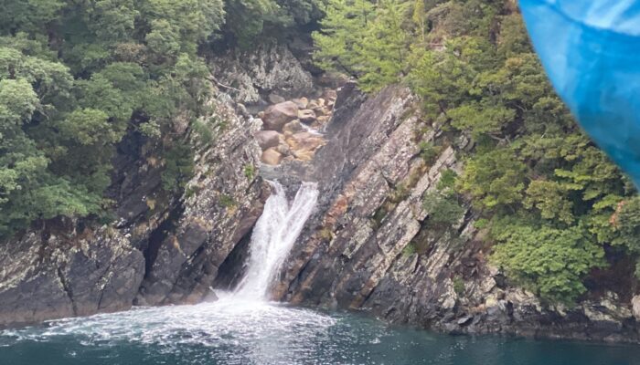 トローキの滝 <br>～珍しい！海に流れ落ちる滝～